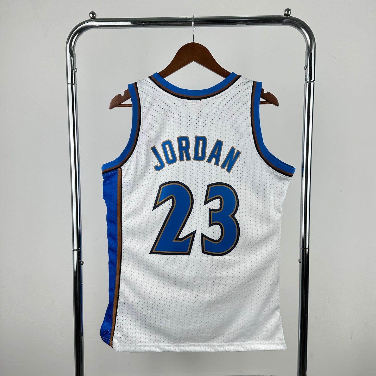 Washington Wizards Retro (2001) – Michael Jordan #23