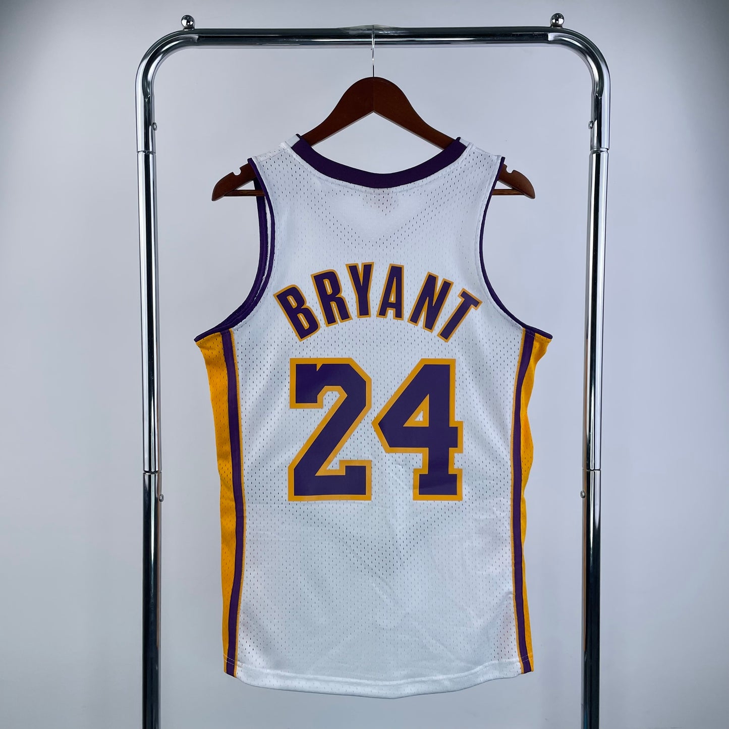 Los Angeles Lakers Retro (2009) – Kobe Bryant #24